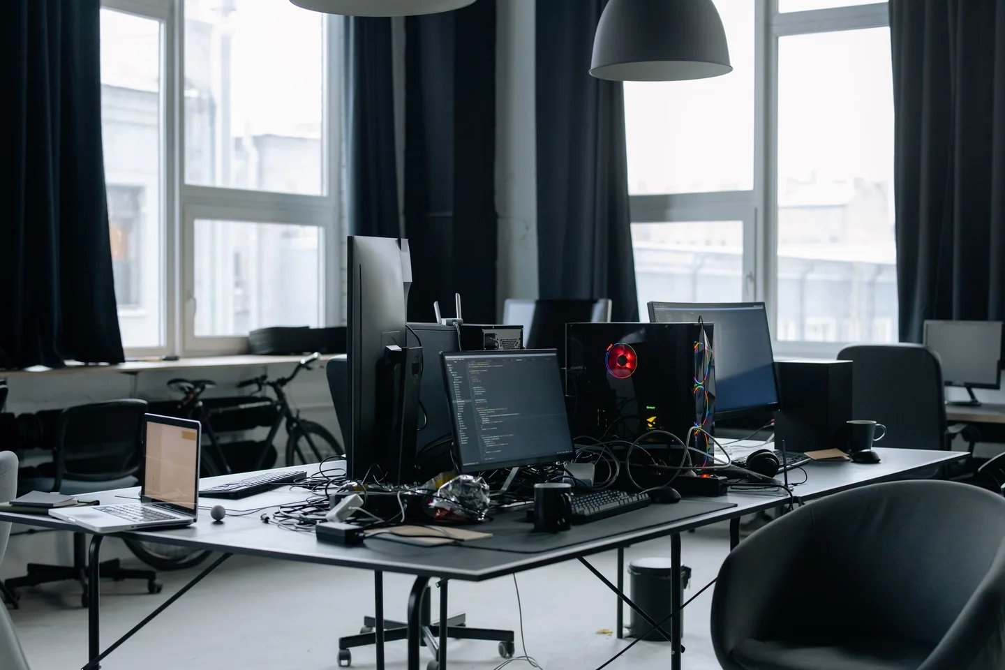 Puestos de trabajo con computadoras en una oficina vacía